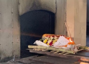 Hindistan'da bir sokak köpeğinin cenazesine yüzlerce kişi katıldı