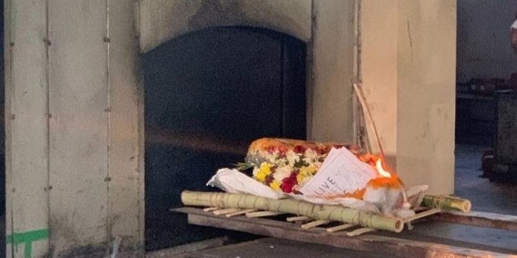 Hindistan'da bir sokak köpeğinin cenazesine yüzlerce kişi katıldı