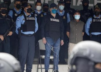 Honduras’ın eski cumhurbaşkanı tutuklanıp zincire vuruldu, halk kutlama yaptı