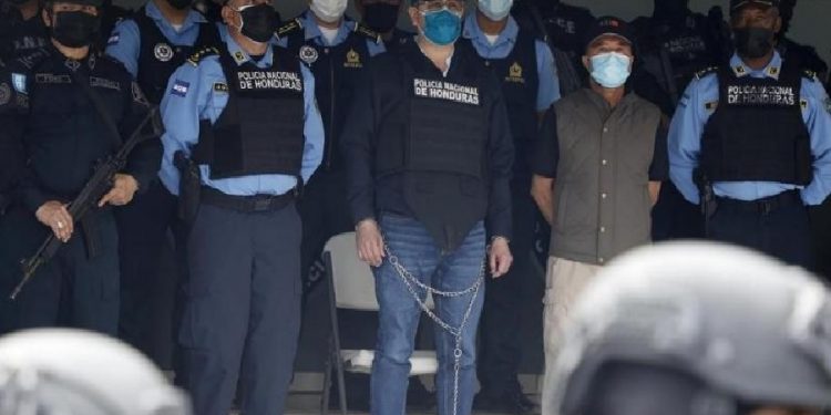 Honduras’ın eski cumhurbaşkanı tutuklanıp zincire vuruldu, halk kutlama yaptı