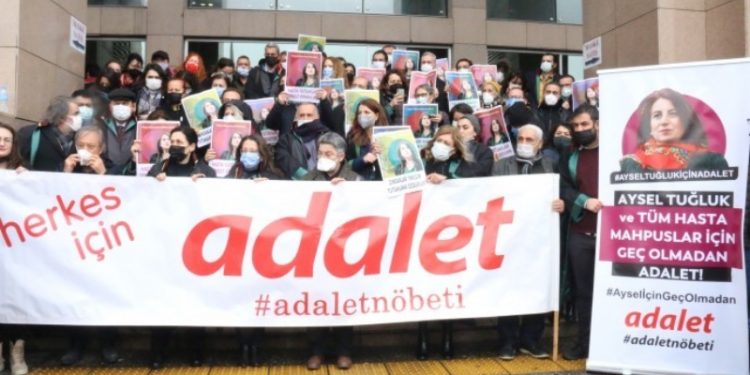 Hukukçular Tuğluk için adliye önündeydi: Serbest bırakın