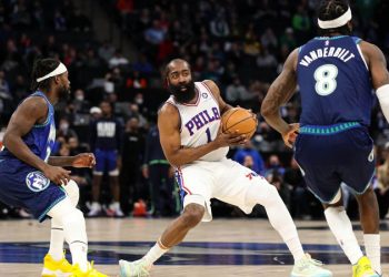 James Harden ilk maçında parladı