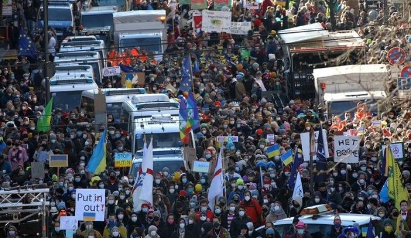 Köln karnavalında bu kez barış çağrıları yankılandı: Putin out!