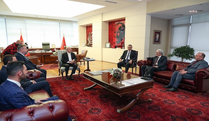 Kılıçdaroğlu, Hakkari'den CHP'ye katılan aşireti makamında kabul etti