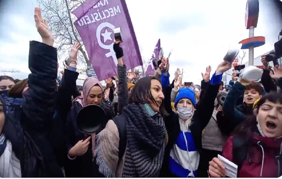 Kadıköy’de kadınlar fahiş zamları tencere ve tavayla protesto etti