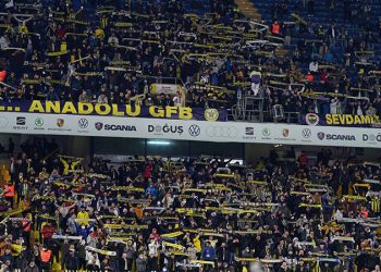 Kadıköy'de Ali Koç'a istifa çağrısı, Emre Belözoğlu'na destek