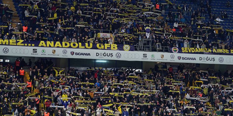 Kadıköy'de Ali Koç'a istifa çağrısı, Emre Belözoğlu'na destek