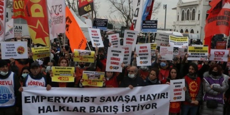 Kadıköy'de savaş karşıtı eylem: NATO'dan çıkılsın, üsler kapatılsın