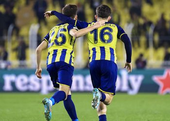 Kadıköy'de taraftar yönetimi istifaya davet etti, Ferdi ve Arda'yı alkışladı