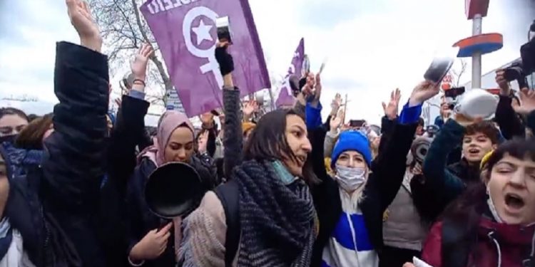 Kadıköy’de kadınlar fahiş zamları tencere ve tavayla protesto etti