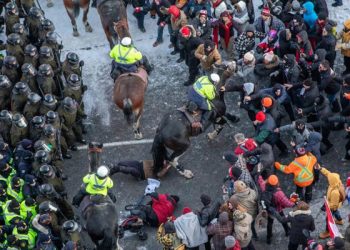 Kanada'da aşı karşıtı kamyoncuların konvoyuna polis müdahalesi: En az 100 göstericiye gözaltı