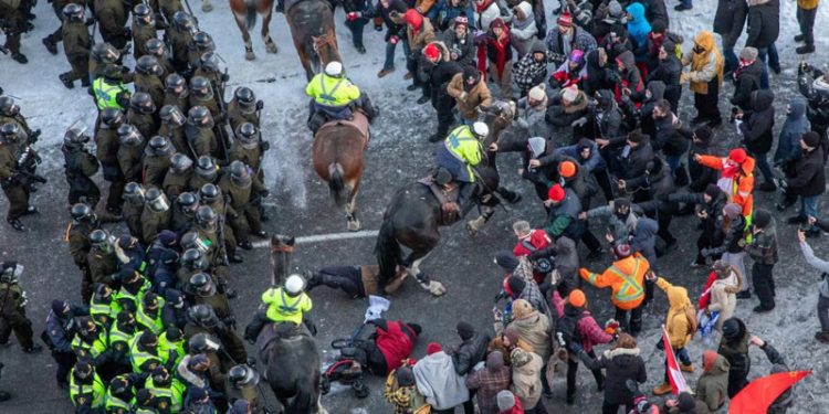 Kanada'da aşı karşıtı kamyoncuların konvoyuna polis müdahalesi: En az 100 göstericiye gözaltı