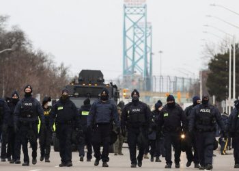 Kanada'da polis, bir haftanın ardından sınır köprüsündeki protestocuları dağıttı