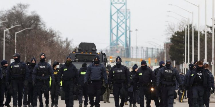 Kanada'da polis, bir haftanın ardından sınır köprüsündeki protestocuları dağıttı