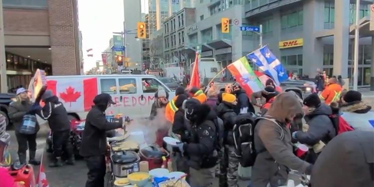 Kanada'nın başkentinde aşı zorunluluğuna karşı çıkanların eylemleri başka şehirlere yayıldı