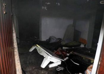 Kağıtla sobayı yakmak istedi, evini yaktı