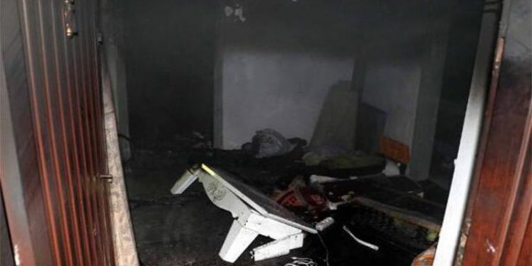 Kağıtla sobayı yakmak istedi, evini yaktı