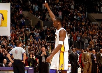 Kobe Bryant'ın 81 sayı attığı maçın ısınmasında giydiği tişört, açık artırmada 277 bin dolara satıldı