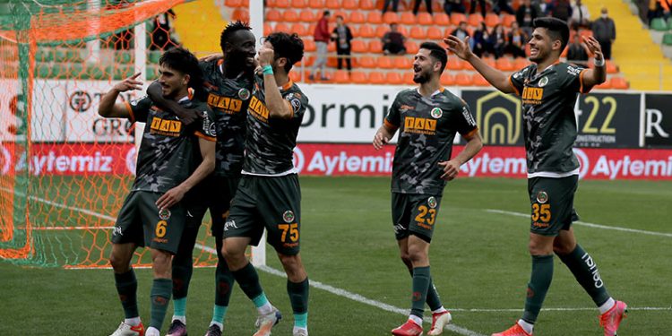 Konyaspor'un 3 golü iptal edildi, Alanyaspor 5 golle kazandı!