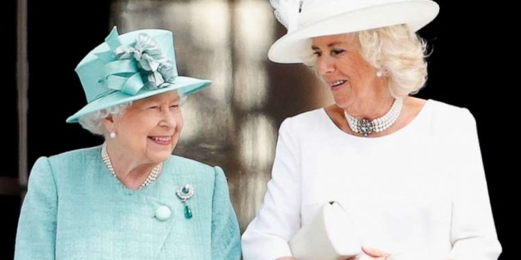 Kraliçe Elizabeth, oğlu Prens Charles kral olduğunda eşi Camilla'nın kraliçe olacağını duyurdu