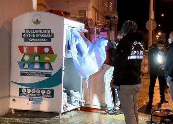 Kullanılmış giysi kumbarasından kıyafet almaya çalışırken sıkışarak öldü