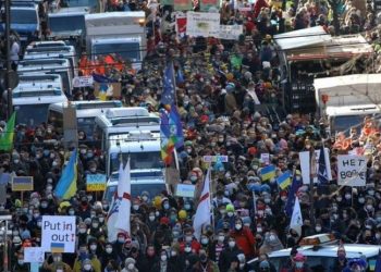 Köln karnavalında bu kez barış çağrıları yankılandı: Putin out!