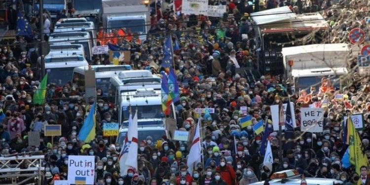 Köln karnavalında bu kez barış çağrıları yankılandı: Putin out!