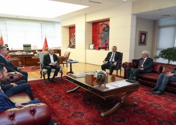 Kılıçdaroğlu, Hakkari'den CHP'ye katılan aşireti makamında kabul etti