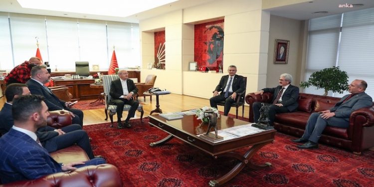 Kılıçdaroğlu, Hakkari'den CHP'ye katılan aşireti makamında kabul etti