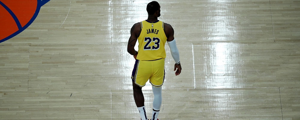 Lakers, LeBron James'in 'triple-double' yaptığı maçta Knicks'i yendi