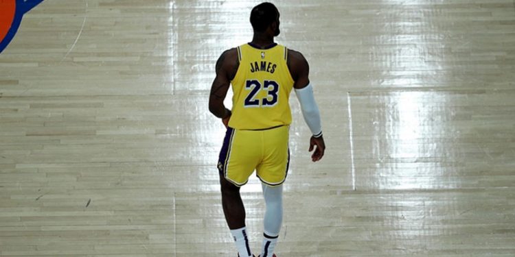 Lakers, LeBron James'in 'triple-double' yaptığı maçta Knicks'i yendi