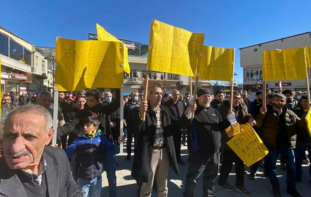 Mardin’de yüksek elektrik faturasını protesto eden vatandaşlara, biber gazlı müdahale