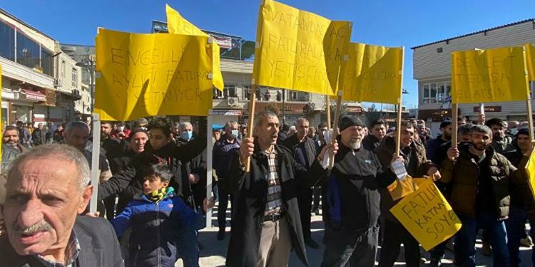 Mardin’de yüksek elektrik faturasını protesto eden vatandaşlara, biber gazlı müdahale