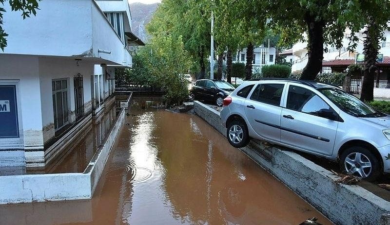 Marmaris'te sağanak: Yanmış ormanlık alandan inen su sele neden oldu