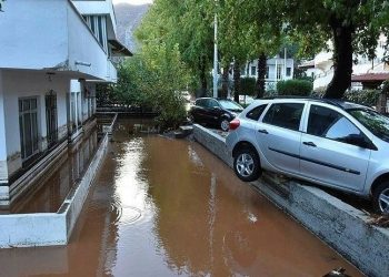 Marmaris'te sağanak: Yanmış ormanlık alandan inen su sele neden oldu
