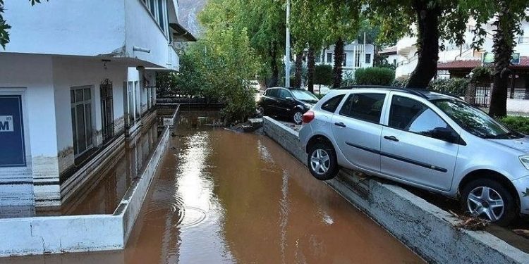 Marmaris'te sağanak: Yanmış ormanlık alandan inen su sele neden oldu