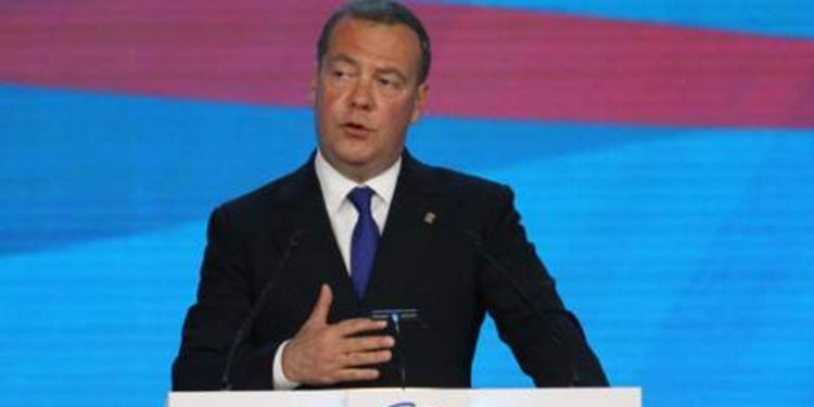 Medvedev: Avrupalıların doğal gaza 2 bin euro ödeyecekleri bir dünyaya hoş geldiniz