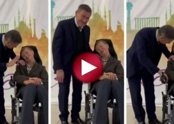 Melih G&ouml;k&ccedil;ek'ten Hawking'e: Nasıl &ouml;b&uuml;r taraf? Rabbimi ink&acirc;r ediyordun değil mi?