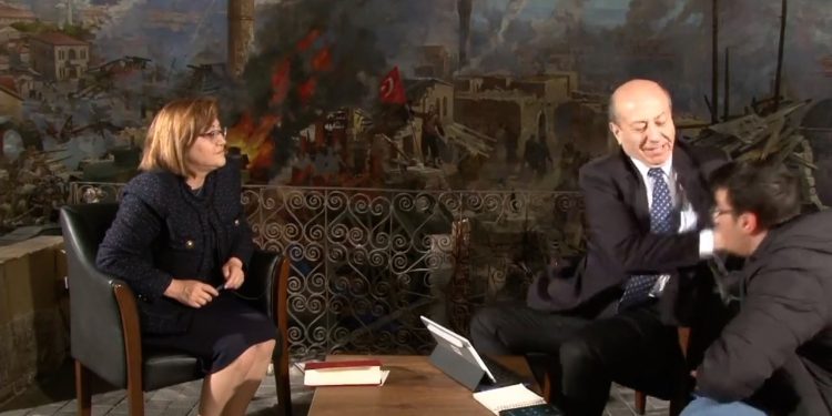 Muhabire tokat atmıştı: Muharrem Sarıkaya köşe yazılarına geri döndü