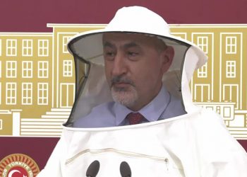 Mustafa Adıgüzel Meclis'e arıcı kıyafetiyle geldi: Arıcı artık bu körüğü Erdoğan’a sıkıyor
