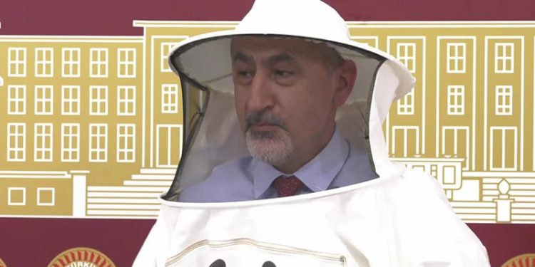 Mustafa Adıgüzel Meclis'e arıcı kıyafetiyle geldi: Arıcı artık bu körüğü Erdoğan’a sıkıyor