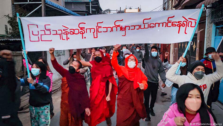 Myanmar'da darbe sessiz gösterilerle protesto edildi