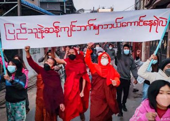 Myanmar'da darbe sessiz gösterilerle protesto edildi
