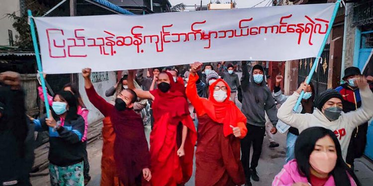 Myanmar'da darbe sessiz gösterilerle protesto edildi