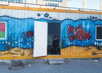 Mülteci çocuklar normal sınıflar yerine konteynerde eğitim görüyor