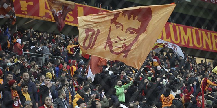 NEF Stadı'nda Burak Elmas ve futbolculara protesto