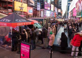 New York kapalı mekanlarda maske zorunluluğunu kaldırıyor