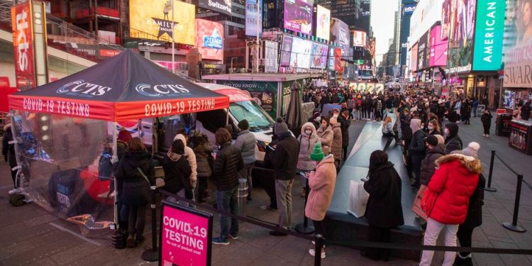 New York kapalı mekanlarda maske zorunluluğunu kaldırıyor