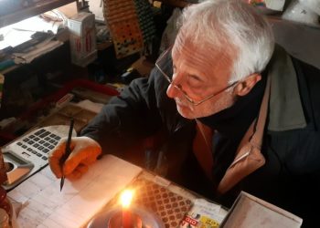 Osmaniyeli bakkal: Mum satışlarımız patladı, aileler TV ışığında oturuyor