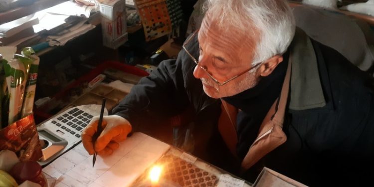 Osmaniyeli bakkal: Mum satışlarımız patladı, aileler TV ışığında oturuyor